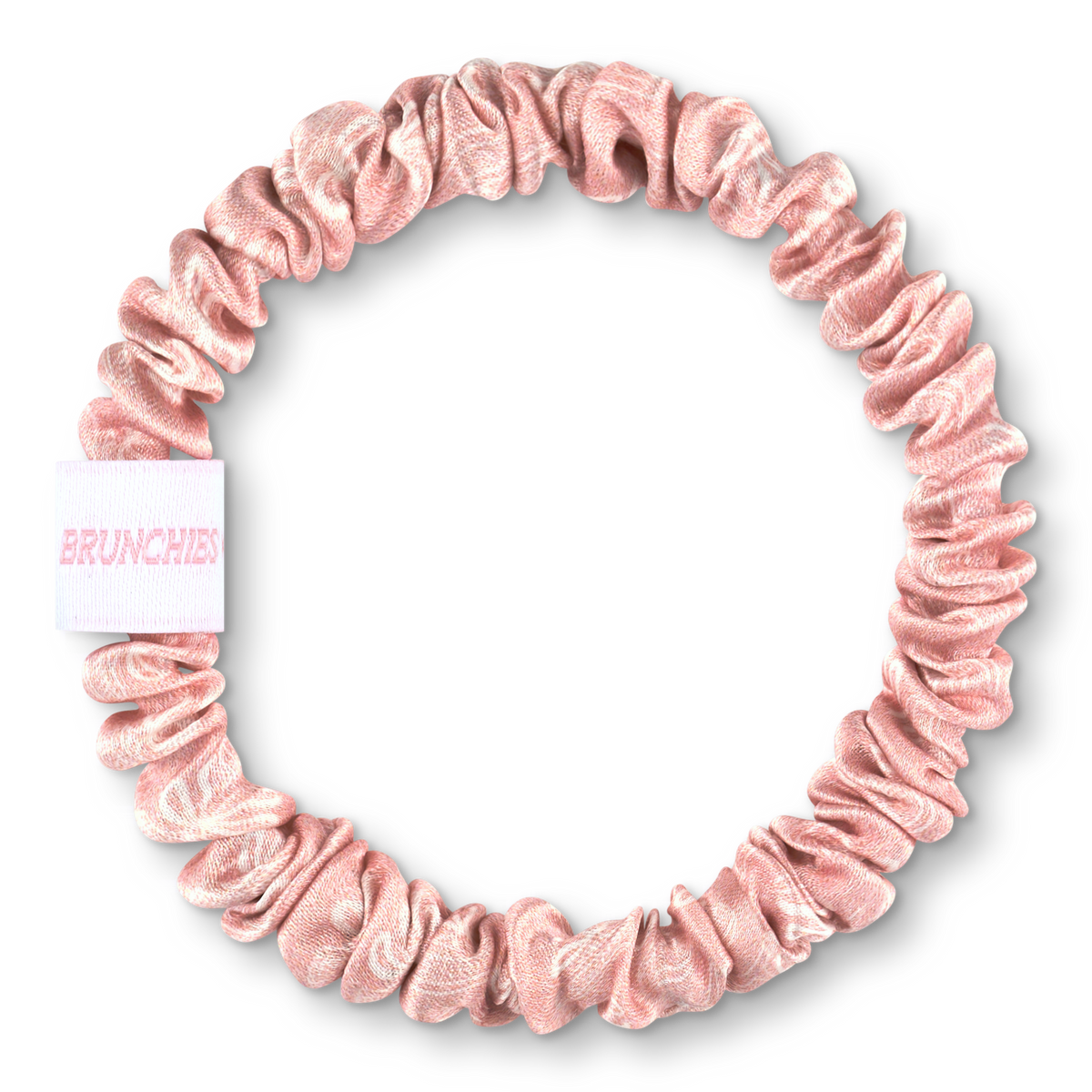 Rosafarbener BRUNCHIES® x The Momence Club Seiden Scrunchie "This Mom Needs Champagne" aus 100 % Maulbeerseide mit weißen Champagnergläsern.