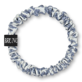 BRUNCHIES® "Shell" Seiden Scrunchie für gesunde Haare und Armband am Handgelenk in Blau und Off-White