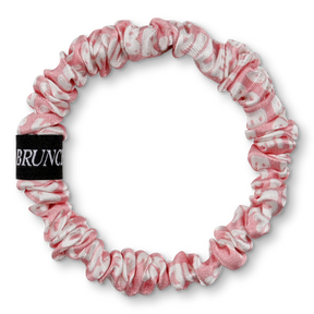 BRUNCHIES® "Bridal" Seiden Scrunchie - haarschonendes Accessoire für den Hochzeitstag für die Braut in Pink mit Weiß