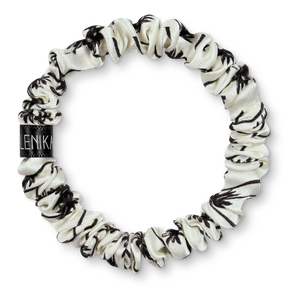 BRUNCHIES® "Palm" Seiden Scrunchie – sanfter Schutz für Haare im Urlaub als ideales Urlaubsaccessoire in Coconut mit Schwarz