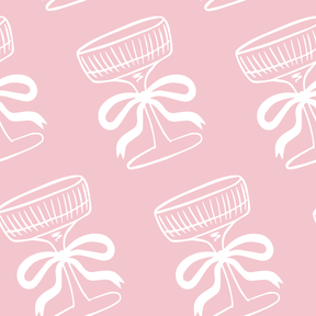 Weiße Champagnerschalen auf einem zart rosane Brunchie aus reiner Seide.