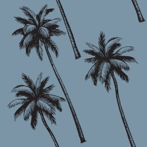 BRUNCHIES® Blue Palms Seiden Scrunchie aus 100 % OEKO-TEX® STANDARD 100 zertifizierter Maulbeerseide mit blauem Palmen-Design.