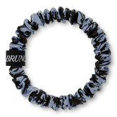 BRUNCHIES® Blue Palms Seiden Scrunchie aus 100 % OEKO-TEX® STANDARD 100 zertifizierter Maulbeerseide mit blauem Palmen-Design.