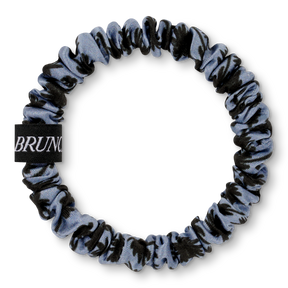 BRUNCHIES® Blue Palms Seiden Scrunchie aus 100 % OEKO-TEX® STANDARD 100 zertifizierter Maulbeerseide mit blauem Palmen-Design.