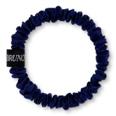 Dunkelblauer BRUNCHIES® Deep Royal Blue Scrunchie aus 100 % Mulberry-Seide für haarschonenden Halt