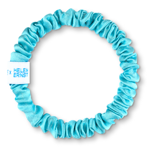 Hellblauer BRUNCHIES® x Helen Ernst Seiden Scrunchie aus 100 % Maulbeerseide.