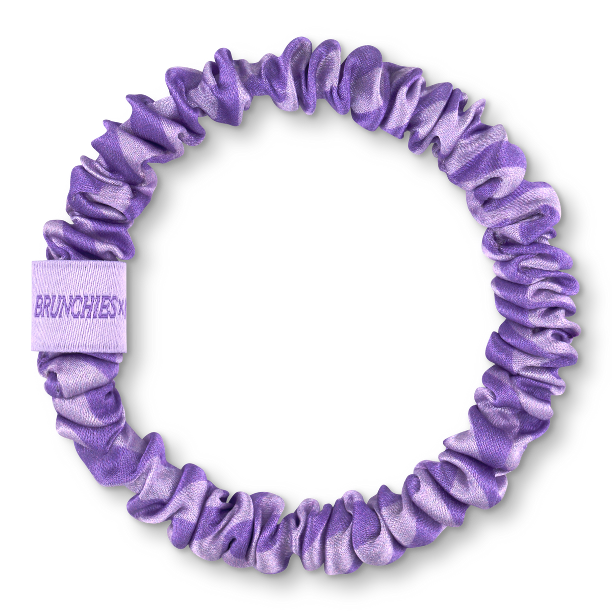 Lila gestreifter BRUNCHIES® x MYNE Seiden Scrunchie aus 100 % OEKO-TEX® zertifizierter Maulbeerseide.