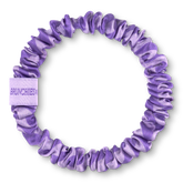 Lila gestreifter BRUNCHIES® x MYNE Seiden Scrunchie aus 100 % OEKO-TEX® zertifizierter Maulbeerseide.