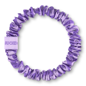 Lila gestreifter BRUNCHIES® x MYNE Seiden Scrunchie aus 100 % OEKO-TEX® zertifizierter Maulbeerseide.