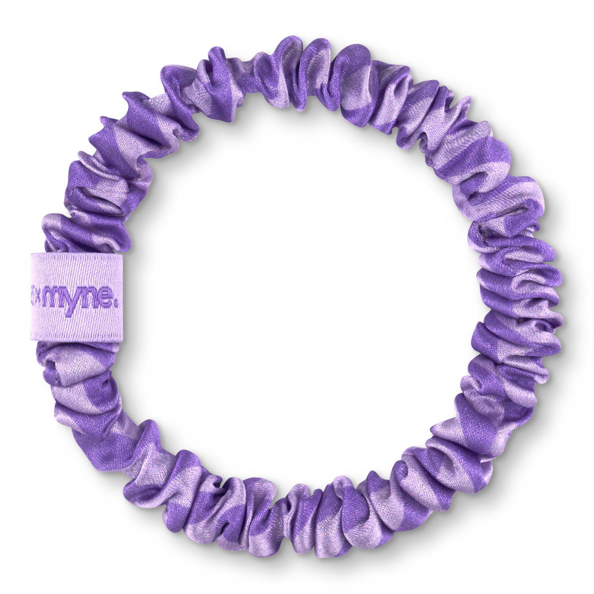 Lila gestreifter BRUNCHIES® x MYNE Seiden Scrunchie aus 100 % OEKO-TEX® zertifizierter Maulbeerseide.