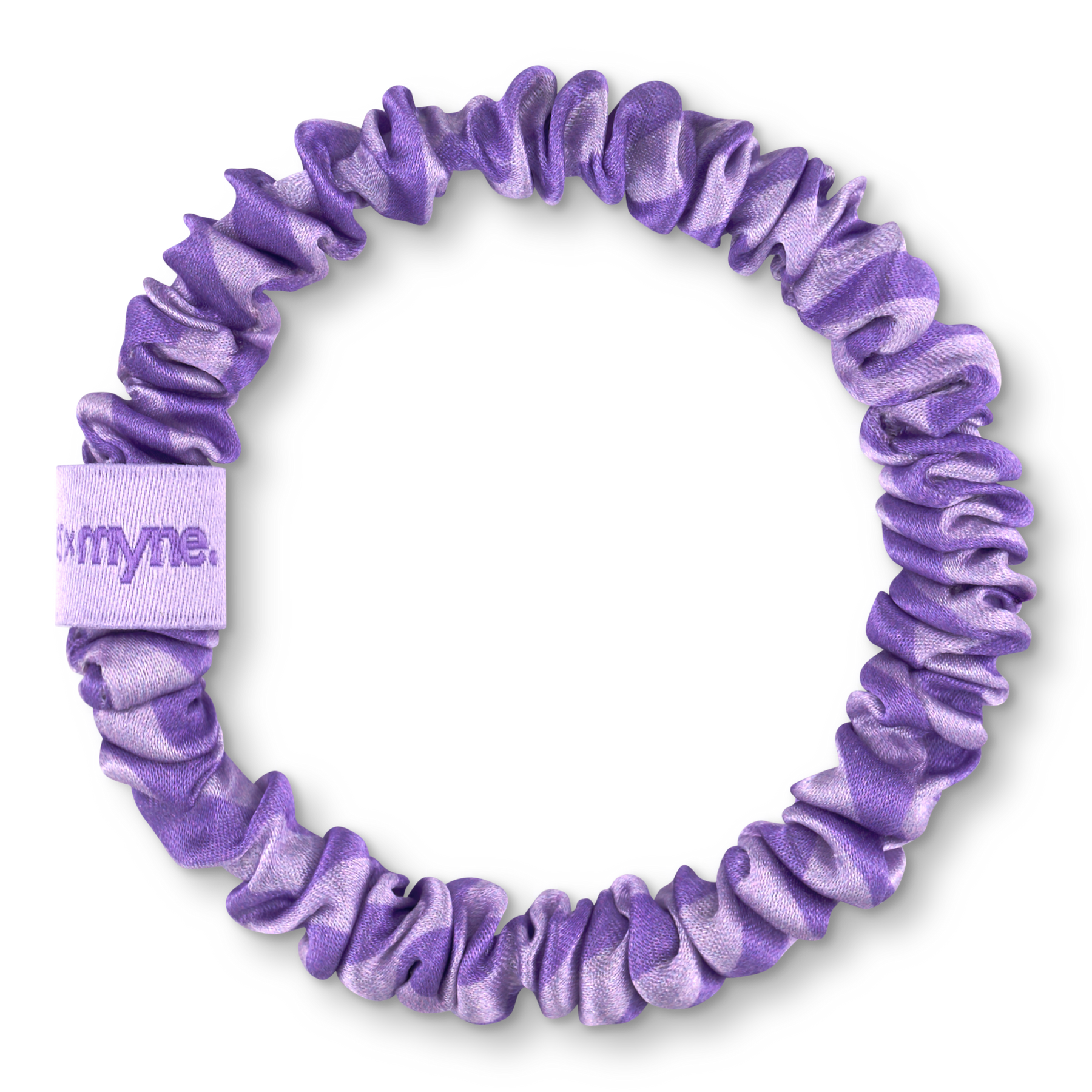 Lila gestreifter BRUNCHIES® x MYNE Seiden Scrunchie aus 100 % OEKO-TEX® zertifizierter Maulbeerseide.