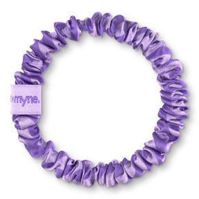 Lila gestreifter BRUNCHIES® x MYNE Seiden Scrunchie aus 100 % OEKO-TEX® zertifizierter Maulbeerseide.