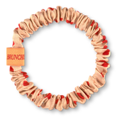 BRUNCHIES® x NÖ Heart Seiden Scrunchie in Apricot mit roten Herzen aus 100 % Maulbeerseide.