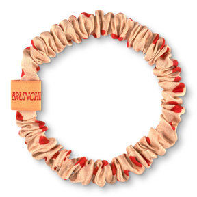 BRUNCHIES® x NÖ Heart Seiden Scrunchie in Apricot mit roten Herzen aus 100 % Maulbeerseide.