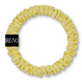 Einfarbiger BRUNCHIES® Seiden Scrunchie Buttermilk in modernem Buttergelb aus 100 % Maulbeerseide.