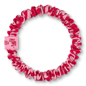 BRUNCHIES® x The Healing House Striped Love Flamingo Seiden Scrunchie in Pink und Rot aus 100 % Maulbeerseide mit Flamingo-Logo.