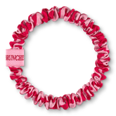 Pink-roter Seiden Scrunchie Striped Love Flamingo von BRUNCHIES® x The Healing House aus 100 % Maulbeerseide – haarschonendes Seiden-Haargummi mit Flamingo-Logo.