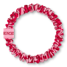 Pink-roter Seiden Scrunchie Striped Love Flamingo von BRUNCHIES® x The Healing House aus 100 % Maulbeerseide – haarschonendes Seiden-Haargummi mit Flamingo-Logo.