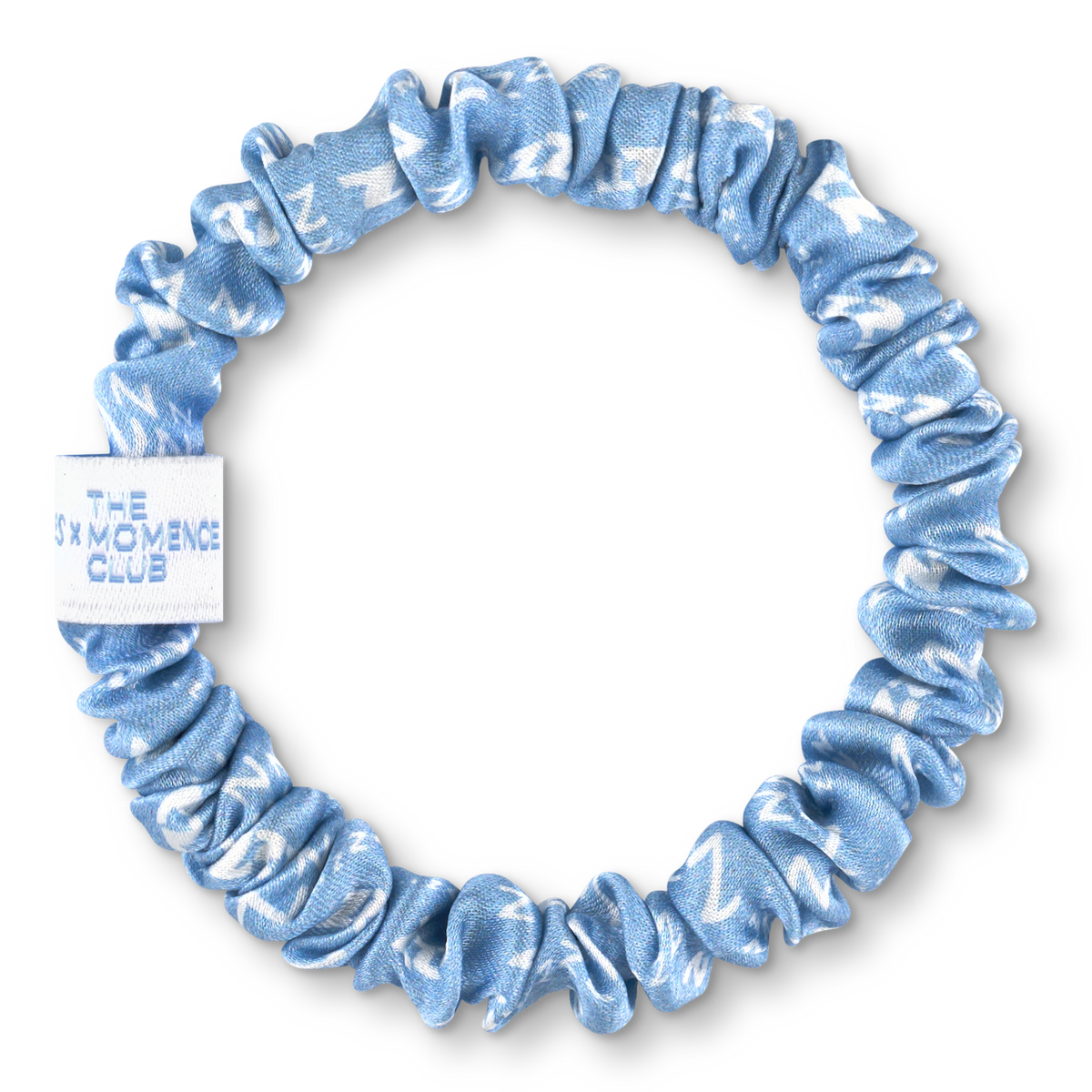 Hellblauer BRUNCHIES® Seiden Scrunchie "This Dad Needs a Nap" aus 100 % Maulbeerseide mit weißen ZZZzzz-Illustrationen.