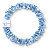Hellblauer BRUNCHIES® Seiden Scrunchie "This Dad Needs a Nap" aus 100 % Maulbeerseide mit weißen ZZZzzz-Illustrationen.