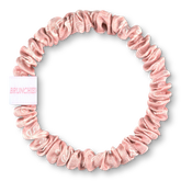 Rosafarbener BRUNCHIES® x The Momence Club Seiden Scrunchie "This Mom Needs Champagne" aus 100 % Maulbeerseide mit weißen Champagnergläsern.