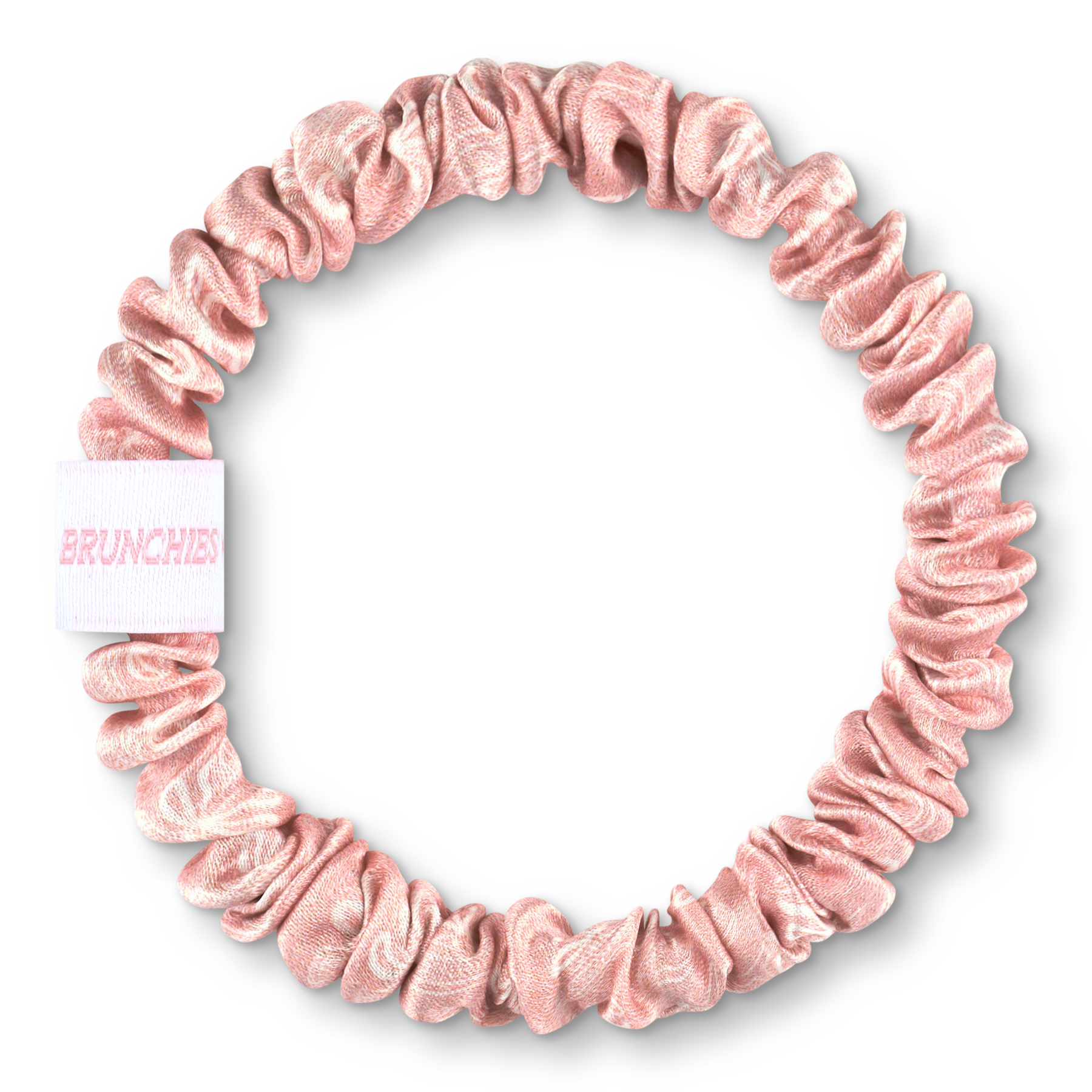 Rosafarbener BRUNCHIES® x The Momence Club Seiden Scrunchie "This Mom Needs Champagne" aus 100 % Maulbeerseide mit weißen Champagnergläsern.