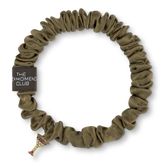 Dunkelbrauner BRUNCHIES® Seiden Scrunchie "This Mom Needs Espresso Martini" mit goldenem Martini-Glas-Charm und pinken Zirkonia.