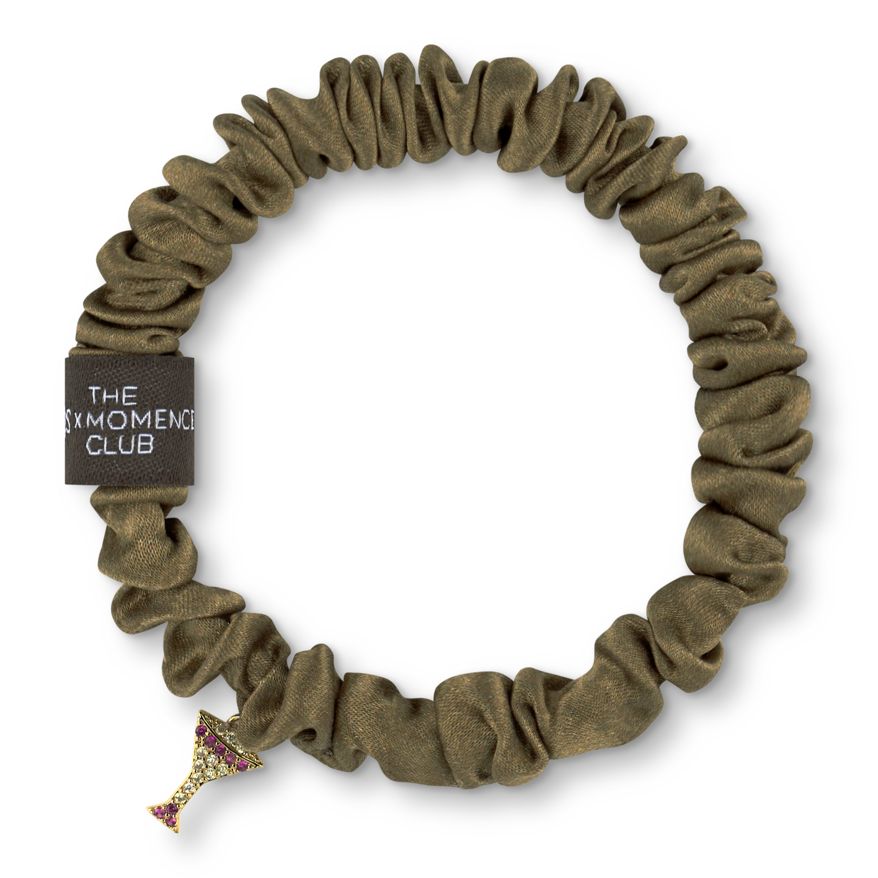 Dunkelbrauner BRUNCHIES® Seiden Scrunchie "This Mom Needs Espresso Martini" mit goldenem Martini-Glas-Charm und pinken Zirkonia.