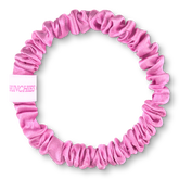 Pinker BRUNCHIES® x Helen Ernst Seiden Scrunchie aus 100 % OEKO-TEX® zertifizierter Maulbeerseide.