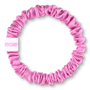 Pinker BRUNCHIES® x Helen Ernst Seiden Scrunchie aus 100 % OEKO-TEX® zertifizierter Maulbeerseide.